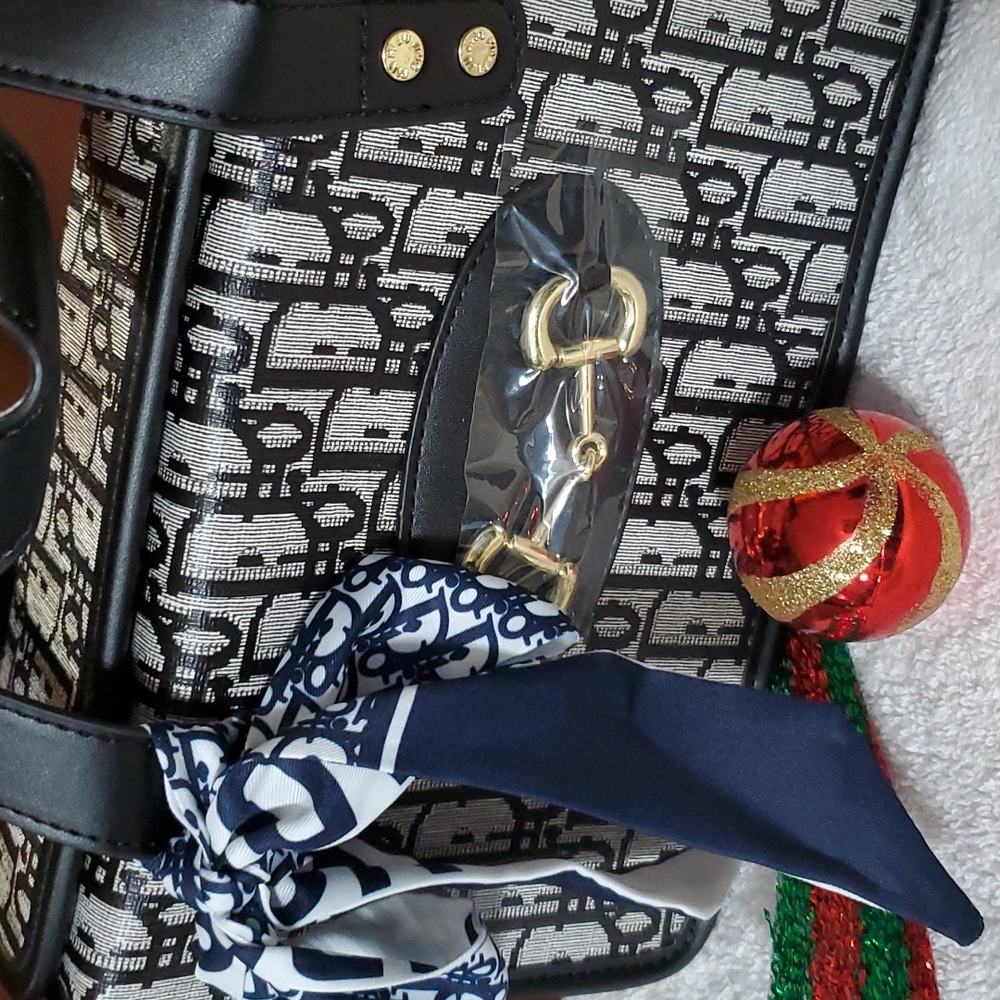 Ladies Fashionable Handbag  - $75 NWT - Picture 3 of 6